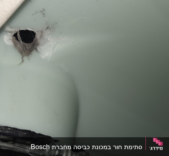 חוטים חשמליים ליד חור במשטח פלסטיק